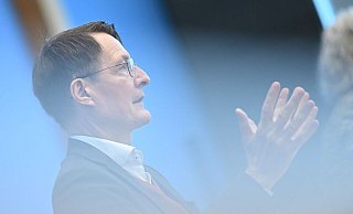 Bundesgesundheitsminister Karl Lauterbach (SPD) stellt den Beschluss des Bundeskabinetts für eine Cannabis-Legalisierung in Deutschland vor. - Britta Pedersen/dpa Bundesgesundheitsminister Karl Lauterbach (SPD) stellt den Beschluss des Bundeskabinetts für eine Cannabis-Legalisierung in Deutschland vor. - Britta Pedersen/dpa