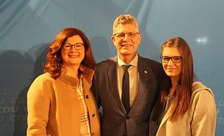 Kandidat Christian Haase mit Ehefrau Sonja und Tochter Vanessa als erste Gratulanten. - Burkhard Battran Kandidat Christian Haase mit Ehefrau Sonja und Tochter Vanessa als erste Gratulanten. - Burkhard Battran