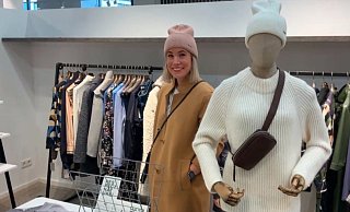 Designerin Lena Brinkmann in einem Mantel im Farbton Camel aus der neuen Kollektion, Winter 2021. - Natalie Gottwald Designerin Lena Brinkmann in einem Mantel im Farbton Camel aus der neuen Kollektion, Winter 2021. - Natalie Gottwald