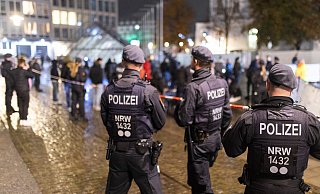 Nach den ersten täglichen Kontrollen setzt die "Soko Innenstadt" auf ein größeres Aufgebot in der Bielefelder City. Auch Bereitschaftspolizisten der Einsatzhundertschaft sind im Einsatz. - Oliver Krato Nach den ersten täglichen Kontrollen setzt die "Soko Innenstadt" auf ein größeres Aufgebot in der Bielefelder City. Auch Bereitschaftspolizisten der Einsatzhundertschaft sind im Einsatz. - Oliver Krato