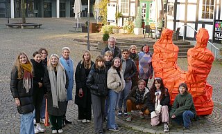 Die Schüler des Gymnasiums am Markt mit Bürgermeisterin Susanne Rutenkröger, Schulleiter Thomas Holste-Malavasi, der Kunstlehrerin Nadja Ibener und der Gleichstellungsbeauftragten Dorit Bethke am verhüllten Denkmal. - Stadt Bünde Die Schüler des Gymnasiums am Markt mit Bürgermeisterin Susanne Rutenkröger, Schulleiter Thomas Holste-Malavasi, der Kunstlehrerin Nadja Ibener und der Gleichstellungsbeauftragten Dorit Bethke am verhüllten Denkmal. - Stadt Bünde