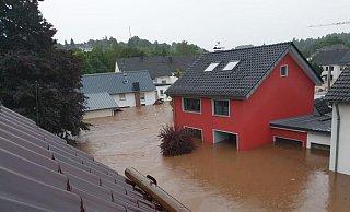 Vor einem Jahr: Das rote Haus gehört Babsi, einer Freundin von Birgit Furchert. Das Wasser stieg bis unter die Küchendecke. - Furchert Vor einem Jahr: Das rote Haus gehört Babsi, einer Freundin von Birgit Furchert. Das Wasser stieg bis unter die Küchendecke. - Furchert