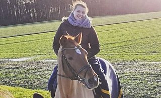 Annina Weier (31) auf ihrem Pferd. Das Tier wurde am Donnerstag auf der Straße angefahren und verendete am Unfallort. - Annina Weier Annina Weier (31) auf ihrem Pferd. Das Tier wurde am Donnerstag auf der Straße angefahren und verendete am Unfallort. - Annina Weier