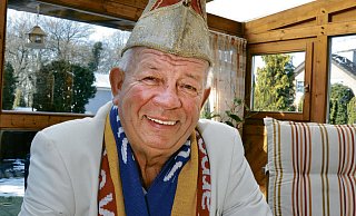 Jeck: Dietmar Gertz hat den Stukenbrocker Karnevalsverein vor 19 Jahren mit gegründet. Ebenso lange ist der gebürtige Ostpreuße und pensionierte Fischhändler Vorsitzender des Vereins. Hier trägt er schon einmal Narrenkappe und Schal. - Foto: Karin Prignitz Jeck: Dietmar Gertz hat den Stukenbrocker Karnevalsverein vor 19 Jahren mit gegründet. Ebenso lange ist der gebürtige Ostpreuße und pensionierte Fischhändler Vorsitzender des Vereins. Hier trägt er schon einmal Narrenkappe und Schal. - Foto: Karin Prignitz