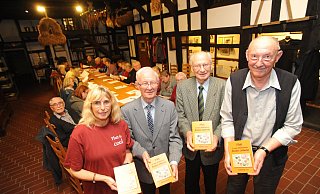 Romy Hackmann, Helmut Altvater, Hermann Peithmann und Heinrich Rust stellten im Heimathaus Wehdem das neue plattdeutsche Jahrbuch für den Kreis Minden-Lübbecke vor. - Joern Spreen-Ledebur Romy Hackmann, Helmut Altvater, Hermann Peithmann und Heinrich Rust stellten im Heimathaus Wehdem das neue plattdeutsche Jahrbuch für den Kreis Minden-Lübbecke vor. - Joern Spreen-Ledebur