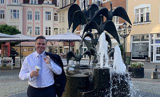 Tim Kähler schlendert gerne über den Gänsemarkt. Nicht zuletzt deshalb, weil ihm hier das Zitroneneis ganz besonders gut schmeckt. Für einen Bürgermeister sei es wichtig, die Stimmung in der Stadt zu kennen, sagt Kähler, der am 13. September erneut als Bürgermeister kandidiert. - Natalie Gottwald Tim Kähler schlendert gerne über den Gänsemarkt. Nicht zuletzt deshalb, weil ihm hier das Zitroneneis ganz besonders gut schmeckt. Für einen Bürgermeister sei es wichtig, die Stimmung in der Stadt zu kennen, sagt Kähler, der am 13. September erneut als Bürgermeister kandidiert. - Natalie Gottwald