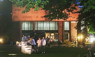 Gemeinsame Party und Saufen standen im "Sommer ohne Clubs" im Vordergrund für viele junge Leute im Kunsthallenpark. Je später der Abend, desto mehr Polizeieinsätze gab es dann vor Ort. - Sarah Jonek Gemeinsame Party und Saufen standen im "Sommer ohne Clubs" im Vordergrund für viele junge Leute im Kunsthallenpark. Je später der Abend, desto mehr Polizeieinsätze gab es dann vor Ort. - Sarah Jonek