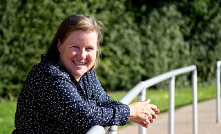 Gut gelaunt: Petra Wolters, Professorin für Sportwissenschaft an der Universität Vechta, hier am Sportplatz der Universität. - Jürgen Krüger Gut gelaunt: Petra Wolters, Professorin für Sportwissenschaft an der Universität Vechta, hier am Sportplatz der Universität. - Jürgen Krüger