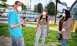 Die beiden Streetworkerinnen Laura Köster und Lisa Kramer (rechts) im Gespräch mit Yasin (46), einem ihrer Klienten. - Barbara Franke Die beiden Streetworkerinnen Laura Köster und Lisa Kramer (rechts) im Gespräch mit Yasin (46), einem ihrer Klienten. - Barbara Franke