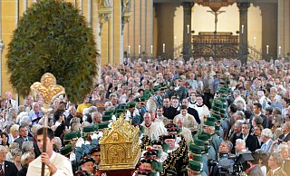 Der Liborischrein samt Pfauenwedel bei den Feierlichkeiten im Paderborner Dom. - Reinhard Rohlf (Archivbild) Der Liborischrein samt Pfauenwedel bei den Feierlichkeiten im Paderborner Dom. - Reinhard Rohlf (Archivbild)