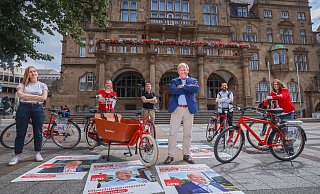 Wahlkampf auf Abstand: Greta Maurer, Wiebke Esdar, Björn Klaus, Pit Clausen, Riza Öztürk und Regine Weißenfeld (v. l.) vor dem Rathaus. - Sarah Jonek Wahlkampf auf Abstand: Greta Maurer, Wiebke Esdar, Björn Klaus, Pit Clausen, Riza Öztürk und Regine Weißenfeld (v. l.) vor dem Rathaus. - Sarah Jonek