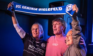 Ansgar Brinkmann stimmt bestens eingerahmt die Arminia-Hymne an. - Teresa Kröger Ansgar Brinkmann stimmt bestens eingerahmt die Arminia-Hymne an. - Teresa Kröger