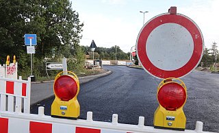 Kein Durchkommen: Wenn alles nach Plan läuft, soll die Einmündung Falkenstraße am Mittwoch wieder befahrbar sein. - Sigurd Gringel Kein Durchkommen: Wenn alles nach Plan läuft, soll die Einmündung Falkenstraße am Mittwoch wieder befahrbar sein. - Sigurd Gringel