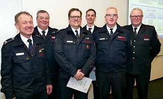 Das Führungsteam der ABC-Einheiten im Kreis Paderborn (v. l.) mit Leiter Matthias Strunz, Lothar Mühlbrandt (verabschiedet), Mike Sellemerten, Fabian Klaas, Tobias Rübbelke und Kreisbrandmeister Elmar Keuter. - Ralph Meyer Das Führungsteam der ABC-Einheiten im Kreis Paderborn (v. l.) mit Leiter Matthias Strunz, Lothar Mühlbrandt (verabschiedet), Mike Sellemerten, Fabian Klaas, Tobias Rübbelke und Kreisbrandmeister Elmar Keuter. - Ralph Meyer
