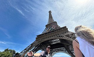 Der Bereich um den Pariser Eiffelturm wurde wegen eines Fassadenkletterers nach Angaben der Nachrichtenagentur AP kurzzeitig abgeriegelt. - Aijaz Rahi/AP Der Bereich um den Pariser Eiffelturm wurde wegen eines Fassadenkletterers nach Angaben der Nachrichtenagentur AP kurzzeitig abgeriegelt. - Aijaz Rahi/AP