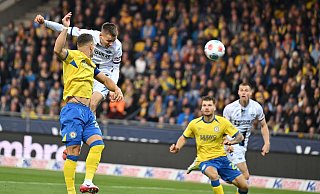 Filip Bilbija köpft nach nur 30 Sekunden zur 1:0-Führung für den SC Paderborn ein, der am Ende dank eines späten Joker-Treffers mit 2:1 gewann. - dpa Filip Bilbija köpft nach nur 30 Sekunden zur 1:0-Führung für den SC Paderborn ein, der am Ende dank eines späten Joker-Treffers mit 2:1 gewann. - dpa