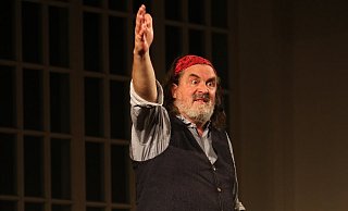 Der Kölner Kabarettist Thomas Reis fordert sein Publikum in der Wandelhalle mit intelligentem Humor und einem prall gefüllten Programm. - Elke Niedringhaus-Haasper Der Kölner Kabarettist Thomas Reis fordert sein Publikum in der Wandelhalle mit intelligentem Humor und einem prall gefüllten Programm. - Elke Niedringhaus-Haasper