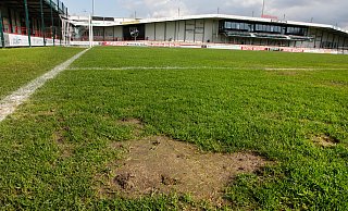 Wegen der nassen Witterung ist der Austausch des Rasens in der Verler Sportclub-Arena abgesagt worden. - Roland Thöring Wegen der nassen Witterung ist der Austausch des Rasens in der Verler Sportclub-Arena abgesagt worden. - Roland Thöring