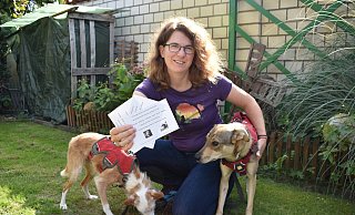 Mit den Postkarten an den rumänischen Präsidenten hofft Carmen Förster, ihm wenigstens auf den Keks zu gehen. Auch ihre beiden Hunde Teddy (l.) und Pauli sind aus dem Ausland adoptiert. - Mareike Köstermeyer Mit den Postkarten an den rumänischen Präsidenten hofft Carmen Förster, ihm wenigstens auf den Keks zu gehen. Auch ihre beiden Hunde Teddy (l.) und Pauli sind aus dem Ausland adoptiert. - Mareike Köstermeyer