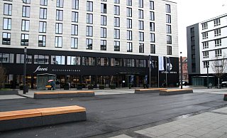 Zentral auf dem Neumarkt vor dem Légère-Hotel sorgt schwarzer Straßenasphalt für Kritik. Wie es damit weitergeht, ist nun Aufgabe der Politik. Grüner Rasen war hier nie angedacht. Foto: Jens Reichenbach - Jens Reichenbach Zentral auf dem Neumarkt vor dem Légère-Hotel sorgt schwarzer Straßenasphalt für Kritik. Wie es damit weitergeht, ist nun Aufgabe der Politik. Grüner Rasen war hier nie angedacht. Foto: Jens Reichenbach - Jens Reichenbach