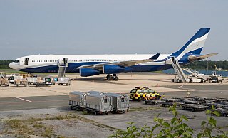 Der Airbus A340-300 der portugiesischen Fluggesellschaft Hi Fly lädt am Flughafen Paderborn/Lippstadt Corona-Hilfsgüter für Namibia. - Moritz Klöckner Der Airbus A340-300 der portugiesischen Fluggesellschaft Hi Fly lädt am Flughafen Paderborn/Lippstadt Corona-Hilfsgüter für Namibia. - Moritz Klöckner