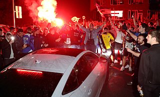 Fans feiern den Sieg vor dem Stadion. - picture alliance/dpa Fans feiern den Sieg vor dem Stadion. - picture alliance/dpa