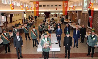 Seit 1952 ist Konrad Mührhoff (Mitte) in der St.Hubertus Schützenbruderschaft. Zusammen mit anderen Gastrednern wie Michael Dreier (3.v.l.) oder Cartsen Linnemann (6.v.r.) begeht er coronabedingt mit wenigen weiteren Schützen den Festakt zum 100-jährigen Jubiläum des Vereins. - Moritz Jülich Seit 1952 ist Konrad Mührhoff (Mitte) in der St.Hubertus Schützenbruderschaft. Zusammen mit anderen Gastrednern wie Michael Dreier (3.v.l.) oder Cartsen Linnemann (6.v.r.) begeht er coronabedingt mit wenigen weiteren Schützen den Festakt zum 100-jährigen Jubiläum des Vereins. - Moritz Jülich