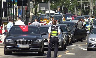 Wie auf diesem Symbolfoto aus Köln, musste auch die Bielefelder Polizei einen türkischen Hochzeitskonvoi stoppen. Einige Fahrer hatten mehrfach gegen geltendes Recht verstoßen. - Symbolfoto: picture alliance/dpa Wie auf diesem Symbolfoto aus Köln, musste auch die Bielefelder Polizei einen türkischen Hochzeitskonvoi stoppen. Einige Fahrer hatten mehrfach gegen geltendes Recht verstoßen. - Symbolfoto: picture alliance/dpa
