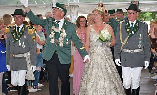 Riesenjubel: Das neue Königspaar André I. und Kirsten I. Nordmann betritt das Festzelt - Birgit Vredenburg Riesenjubel: Das neue Königspaar André I. und Kirsten I. Nordmann betritt das Festzelt - Birgit Vredenburg