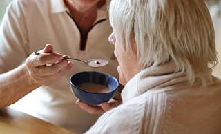 Zum Sommer beendet ein großer Bielefelder Pflegedienst seine Arbeit. Für zahlreiche Menschen, die ambulant versorgt werden, müssen neue Betreuungsdienste gefunden werden. - Verwendung weltweit Zum Sommer beendet ein großer Bielefelder Pflegedienst seine Arbeit. Für zahlreiche Menschen, die ambulant versorgt werden, müssen neue Betreuungsdienste gefunden werden. - Verwendung weltweit
