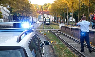 Die Stadtbahn der Linie 1 musste eine Notbremsung durchführen, um eine Kollision mit der Radlerin zu verhindern. Dieses Foto zeigt eine andere Unfallsituation und lässt nicht auf den aktuellen Unfallhergang schließen. - Symbolfoto: Jens Reichenbach Die Stadtbahn der Linie 1 musste eine Notbremsung durchführen, um eine Kollision mit der Radlerin zu verhindern. Dieses Foto zeigt eine andere Unfallsituation und lässt nicht auf den aktuellen Unfallhergang schließen. - Symbolfoto: Jens Reichenbach