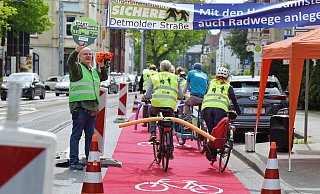 Zu Demonstrationszwecken wurde auf der Detmolder Straße ein roter Teppich ausgerollt. Er soll einen Radweg simulieren. - Barbara Franke Zu Demonstrationszwecken wurde auf der Detmolder Straße ein roter Teppich ausgerollt. Er soll einen Radweg simulieren. - Barbara Franke