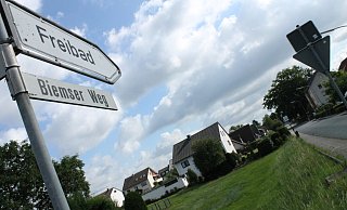 Nun ist alles wieder ruhig. Doch Videoaufnahmen zeigen, wie die Sturzflut von der Elverdisser Straße den Biemser Weg hinabströmte. - David Knapp Nun ist alles wieder ruhig. Doch Videoaufnahmen zeigen, wie die Sturzflut von der Elverdisser Straße den Biemser Weg hinabströmte. - David Knapp