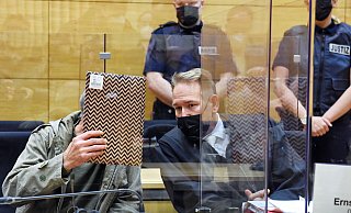 Ercan K. steht wegen zweifachen Mordes vor Gericht. Rechts neben ihm ist sein Verteidiger Carsten Ernst zu sehen. - Barbara Franke Ercan K. steht wegen zweifachen Mordes vor Gericht. Rechts neben ihm ist sein Verteidiger Carsten Ernst zu sehen. - Barbara Franke