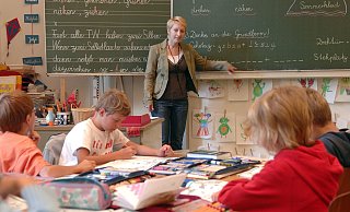 Lehrermangel: Vor allem an den Grundschulen ist die Lage dramatisch. Eine Studienplatz-Offensive soll das Problem in NRW entschärfen. - picture alliance Lehrermangel: Vor allem an den Grundschulen ist die Lage dramatisch. Eine Studienplatz-Offensive soll das Problem in NRW entschärfen. - picture alliance
