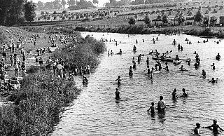 Sommerliches Badevergnügen: Unter die Schwimmer mischen sich Paddler. - Foto: Sammlung Polster Sommerliches Badevergnügen: Unter die Schwimmer mischen sich Paddler. - Foto: Sammlung Polster