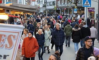 Für den verkaufsoffenen Sonntag hatte das Demag-Organisationsteamviel auf die Beine gestellt. Die Innenstadt war voll. - Regina Brucksch Für den verkaufsoffenen Sonntag hatte das Demag-Organisationsteamviel auf die Beine gestellt. Die Innenstadt war voll. - Regina Brucksch