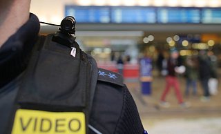 Die Bundespolizei verfügt nicht nur über Kameras an der Uniform. Die Bahnsteige werden ebenfalls videoüberwacht. Schlecht für den Randalierer, der jetzt gesucht wird. - Symbolfoto: picture alliance / dpa Die Bundespolizei verfügt nicht nur über Kameras an der Uniform. Die Bahnsteige werden ebenfalls videoüberwacht. Schlecht für den Randalierer, der jetzt gesucht wird. - Symbolfoto: picture alliance / dpa