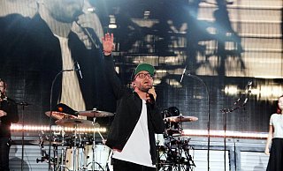 Mitreißend: Sänger Mark Forster auf der Bühne des Beverunger Weser Open Airs. - Burkhard Battran Mitreißend: Sänger Mark Forster auf der Bühne des Beverunger Weser Open Airs. - Burkhard Battran