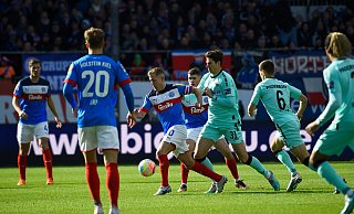 Kiels Lewis Holtby (m.) setzt sich gegen die Paderborner Maximilian Rohr (l.) und Marco Schuster durch. Rohr trifft später per Kopf zum 1:0. - dpa Kiels Lewis Holtby (m.) setzt sich gegen die Paderborner Maximilian Rohr (l.) und Marco Schuster durch. Rohr trifft später per Kopf zum 1:0. - dpa