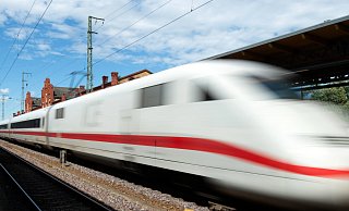 Schnell wie der Blitz: Der ICE auf Strecke. - picture alliance/dpa Schnell wie der Blitz: Der ICE auf Strecke. - picture alliance/dpa