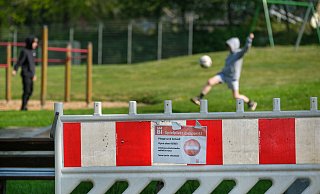 Es mutet kurios an: Auf dem Spielplatz Leharstraße kicken zwei Jungs in der verbotenen Zone, immer wieder sind auch Kinder zu sehen, die knapp neben dem Spielplatz kicken oder spielen. - Foto: Andreas Zobe/NW Es mutet kurios an: Auf dem Spielplatz Leharstraße kicken zwei Jungs in der verbotenen Zone, immer wieder sind auch Kinder zu sehen, die knapp neben dem Spielplatz kicken oder spielen. - Foto: Andreas Zobe/NW