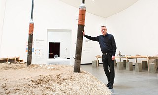Roland Nachtigäller neben der "Insel im Marta" des belgischen Künstlers Adrien Tirtiaux in der Ausstellung "Glas und Beton". - Ralf Bittner Roland Nachtigäller neben der "Insel im Marta" des belgischen Künstlers Adrien Tirtiaux in der Ausstellung "Glas und Beton". - Ralf Bittner