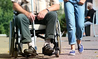 Personen mit Rollstuhl müssen mit dem Auto bis vor die Arztpraxis fahren können, sagt Ulla Schmidt. - Symbolbild Pixabay Personen mit Rollstuhl müssen mit dem Auto bis vor die Arztpraxis fahren können, sagt Ulla Schmidt. - Symbolbild Pixabay