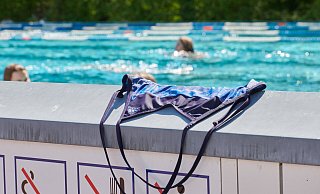 Siegen macht's vor: Hier dürfen Frauen genauso wie Männer oben ohne schwimmen. In Schwimm- und Freibädern im Kreis Paderborn ist das bisher keine Option. - Annette Riedl Siegen macht's vor: Hier dürfen Frauen genauso wie Männer oben ohne schwimmen. In Schwimm- und Freibädern im Kreis Paderborn ist das bisher keine Option. - Annette Riedl