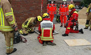Die Höhenretter und Feuerwehrleute holen den Verletzten aus dem Schacht. - Feuerwehr Delbrück Die Höhenretter und Feuerwehrleute holen den Verletzten aus dem Schacht. - Feuerwehr Delbrück