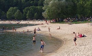 Auch im Wasser und am Strand der Freizeitanlage Godelheim muss Abstand gehalten werden. - Stadt Höxter Auch im Wasser und am Strand der Freizeitanlage Godelheim muss Abstand gehalten werden. - Stadt Höxter