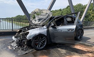 Der Motorraum des Golf GTI brannte. Das Feuer schlug schnell in den Innenraum über, bevor es von der Freiwilligen Feuerwehr gelöscht werden konnte. - Noah Brümmelhorst Der Motorraum des Golf GTI brannte. Das Feuer schlug schnell in den Innenraum über, bevor es von der Freiwilligen Feuerwehr gelöscht werden konnte. - Noah Brümmelhorst