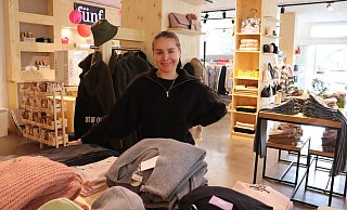 "Fünf. What girls love" hat Carla Lentzen ihr Geschäft in Wiedenbrück genannt, in dem sie die aktuelle Herbstkollektion anbietet. Von Lieferengpässen sei sie "zum Glück" nicht betroffen, sagt die 27-Jährige. - Marion Pokorra-Brockschmidt "Fünf. What girls love" hat Carla Lentzen ihr Geschäft in Wiedenbrück genannt, in dem sie die aktuelle Herbstkollektion anbietet. Von Lieferengpässen sei sie "zum Glück" nicht betroffen, sagt die 27-Jährige. - Marion Pokorra-Brockschmidt