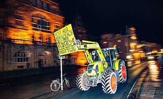 Ankunft am Niederwall: Die Treckerkarawane schlängelte sich zuvor über den Ostwestfalendamm. - Mike-Dennis Müller Ankunft am Niederwall: Die Treckerkarawane schlängelte sich zuvor über den Ostwestfalendamm. - Mike-Dennis Müller